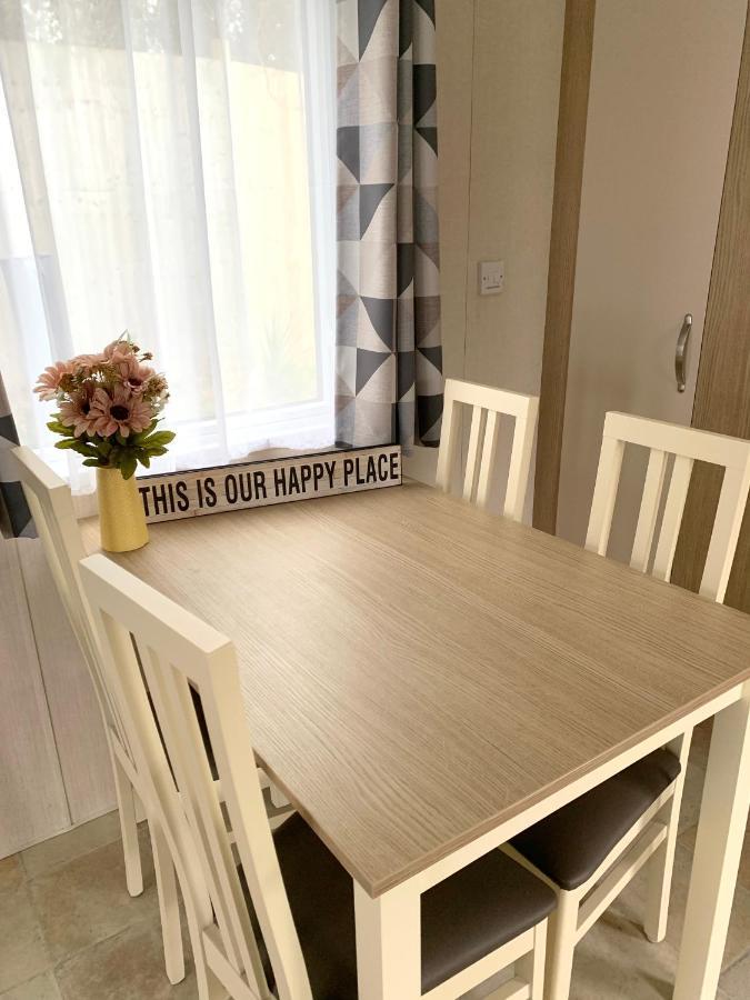 Mollys Retreat Pet Friendly Three Bed Caravan With Small Garden Newquay Bay Resort Quieter Area Of Park Eksteriør billede